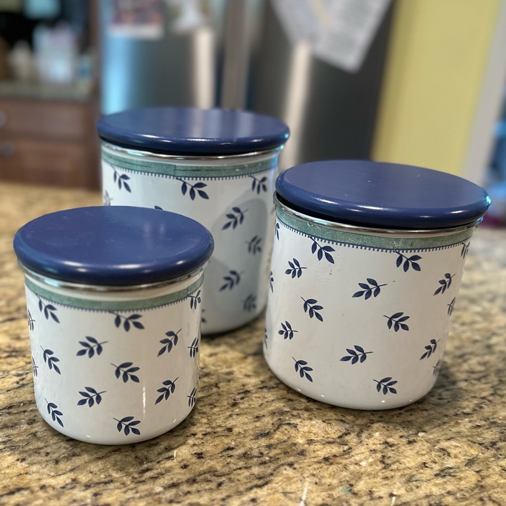 Villeroy & Boch metal canister set with wooden lids